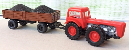 Modell Fahrzeuge. Traktor + vlek Wiking.  1:87. D�lka 13 cm. (Kod:B67)