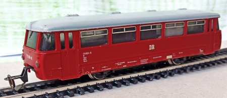 Vyprod�no...DR. 171 824-6 p��pojn� osobn� v�z k mot.vozu. Kovov� dvojkol�. O�ka. (E37)
