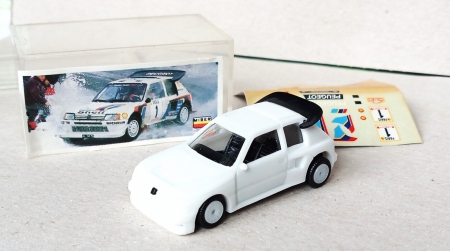 MIBER. Peugeot 205. Z�vodn� osobn� auto. 1:87. P��slu�enstv� obtisky. (E57)