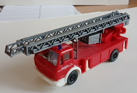 Vyprod�no...Wiking. Mercedes. Hasi�. D�lka 9 cm. 1:87.   (B28)