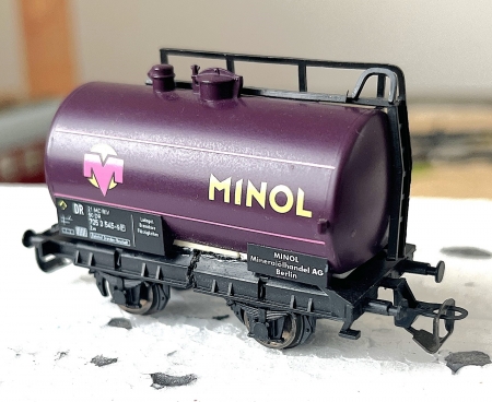 TT. Tillig. Cisterna n�kladn� v�z. Minol. Kovov� dvojkol�. (A265)