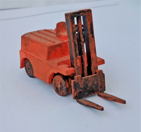 Je�t�rka vysokozdvi�n� voz�k. Patinov�no. D�lka cca 3 cm. M���tko 1:87.  (H137)