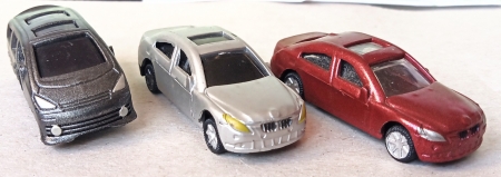 Vyprod�no...Set t�� dekora�n�ch aut��ek na koleji�t� H0.  (H209)