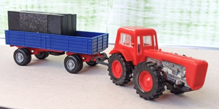 Modell Fahrzeuge. Traktor + vlek Wiking.  1:87. D�lka 13 cm. (Kod:B64)