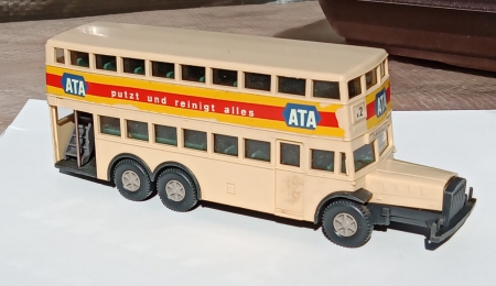 Wiking. B�ssing patrov� autobus. Berliner . M���tko 1:87.   (B5)